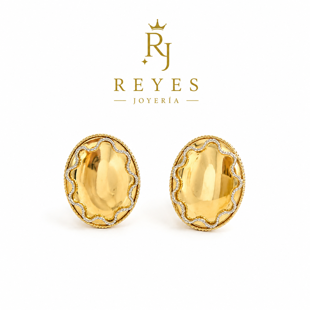 Pendiente pegado con tallado en oro blanco sierre omega 14 kt