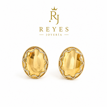 Pendiente pegado con tallado en oro blanco sierre omega 14 kt