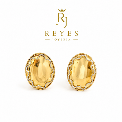 Pendiente pegado con  tallado  en oro blanco sierre omega 14 kt